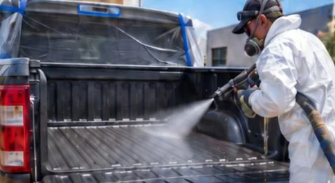 Aplicación de poliurea en la caja de una camioneta